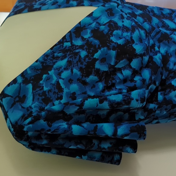 Chaps Floral V Neckline Short Sleeve Dress M Blue Black Floral Pattern - Picture 8 of 15